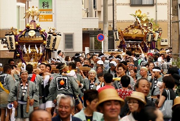 狭い松栄会駅前通りを連なって。'13.07.28.