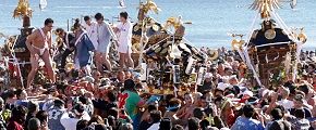 大観衆のなか海へ担ぎ込む。'14.01.19.