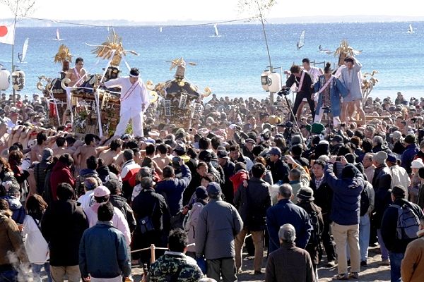 熱気のドッコイ担ぎで四基の担ぎ出し。'14.01.19.
