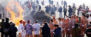 寒風のなか暖取る褌一丁の男衆。'14.01.19.
