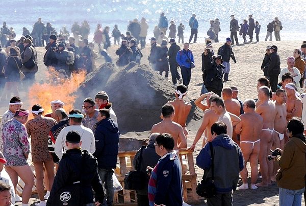 褌一丁の男衆支える東浜の大焚火。'14.01.19.