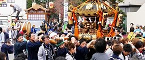 グランドに入り込む覚東。'13.11.10.