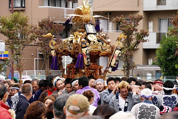 殿の八幡神社。'13.11.10.