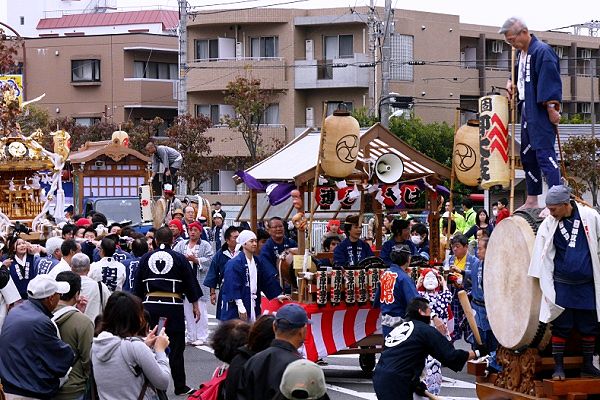 本町通りに鎮守の杜の神輿が集結。'13.11.10.
