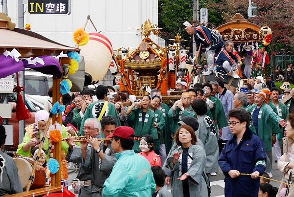 猪方神輿と祭り隊列。'13.11.10.