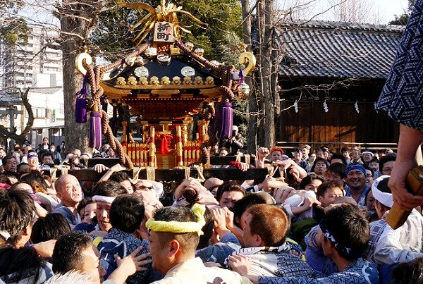 ここが最後の担ぎ場と担ぎ手の熱気。'14.01.01.