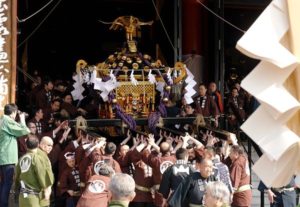 浅草寺本堂から一之宮堂下げ。'14.03.18.
