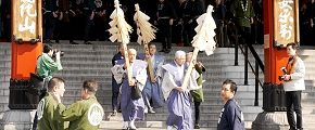 宮神輿三基の大御幣が本堂から退場。'14.03.18.