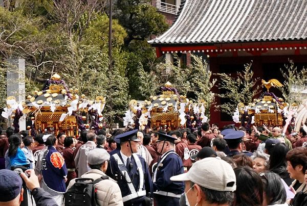 浅草神社参道鳥居前に集結。'14.03.18.