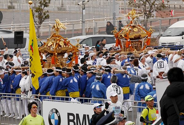 最終コースを完走目前ランナーを鼓舞する神輿揉み。'14.02.23.