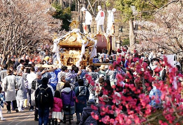 大太鼓に先導され復路の園内渡御。'14.03.09.