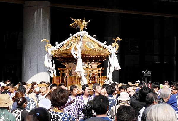 郷土の森博物館本館前。'14.03.09.