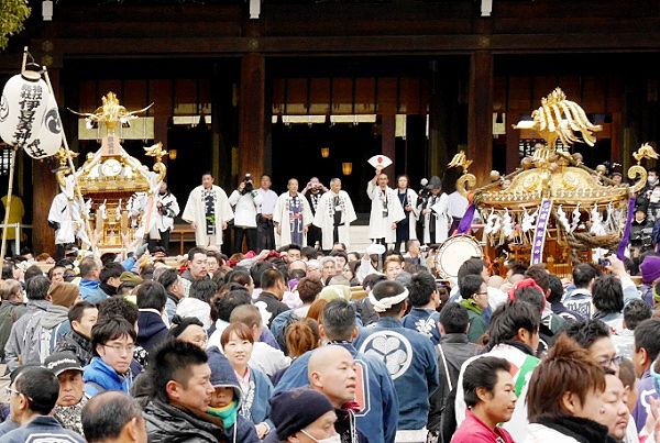 社殿拝殿前へ神輿を導く総指揮者。'14.02.11.