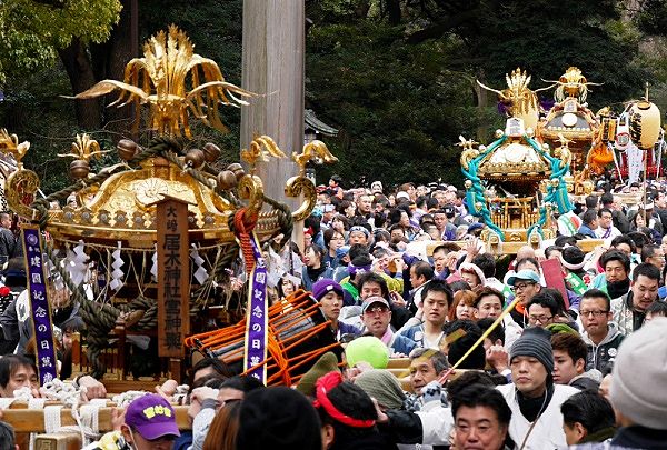 南参道の楼門前の居木神社神輿。'14.02.11.