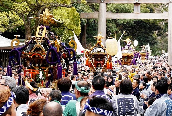 南参道の楼門前の鯱睦神輿。'14.02.11.