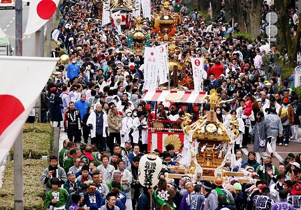 表参道を連なって明治神宮目指す神輿。'14.02.11.