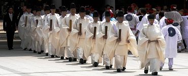 神門から神職が境内に入る。'14.07.21.