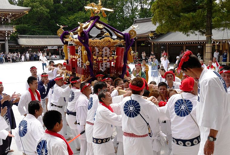 拝殿前で最後の神輿揉み。'14.07.21.