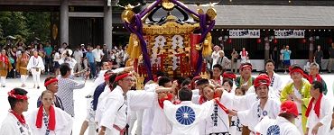 続いて拝殿に進む宮神輿。'14.07.21.