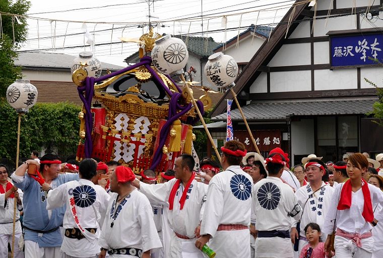 警護提灯かざす宮山寒川神社。'14.07.21.