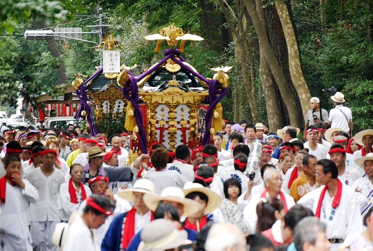 長い参道を寒川と倉見神社が。'14.07.21.