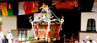 屋根紋菊の旧神輿。'14.05.18.