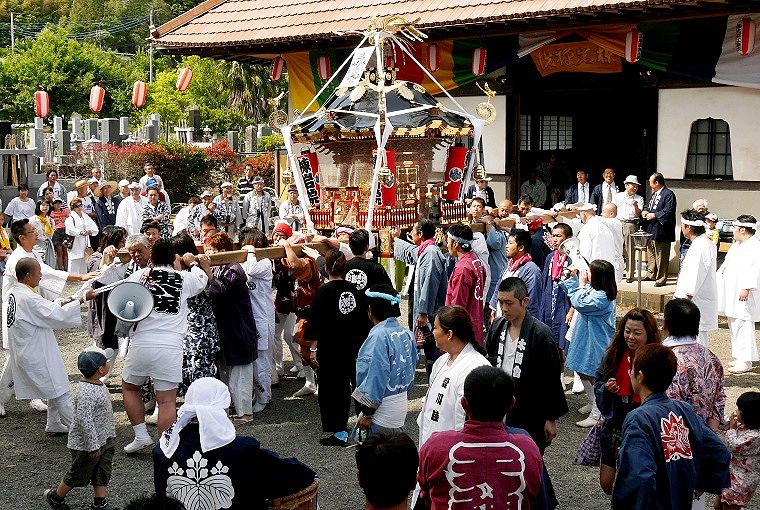 ドッコイの甚句での神輿揉み。'14.05.18.