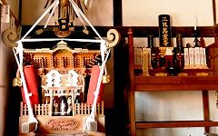 本堂内の巴紋神輿。'14.05.18.