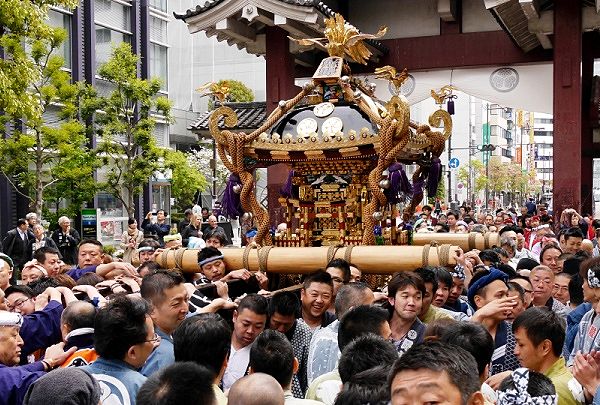 大門からの担ぎ出し。'14.04.20.