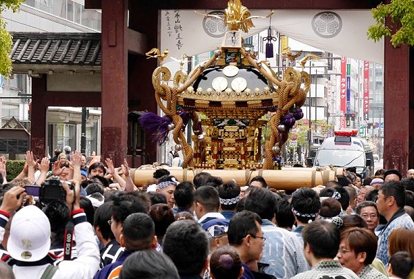 担ぎ手の雄叫びが響く。'14.04.20.