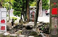 享保元年(1716)に建立の碑に刻まれた「め組」の纏が。'14.04.20.