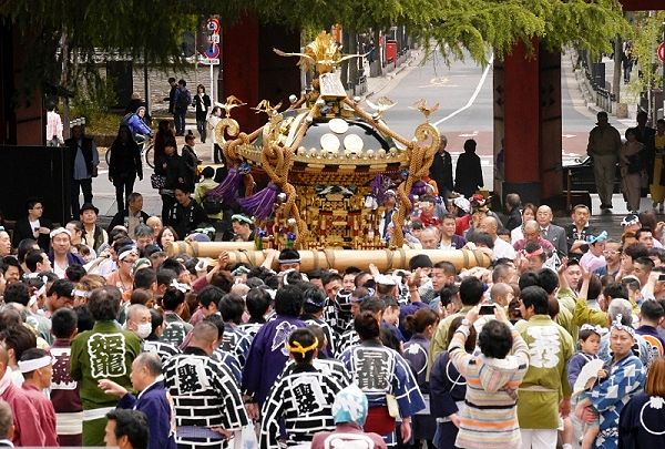 三解脱門から境内に入り込む熊野みこし講の神輿。'14.04.20.