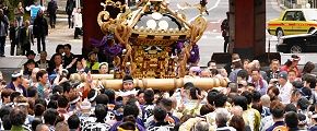 神輿揉みは左右にブレ。'14.04.20.