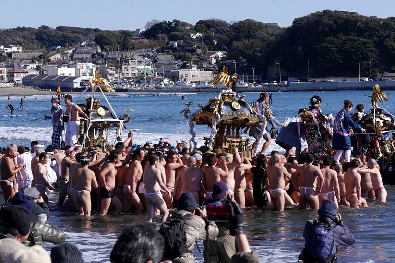 片瀬海岸東浜に入り込むドッコイ神輿。'15.01.18.