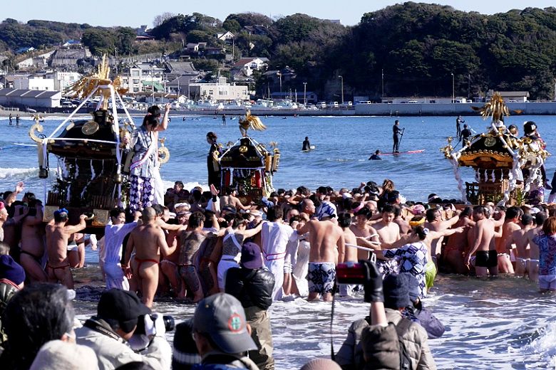 遠浅の片瀬海岸東浜へと入り込む。'15.01.18.