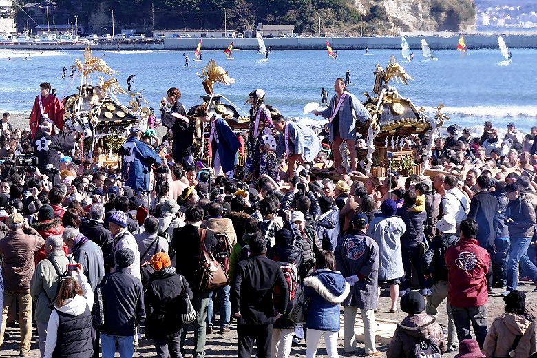 熱気の担ぎ手達に担ぎ止めの木。'15.01.18.