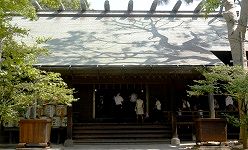 神門から望む拝殿。'15.07.26.