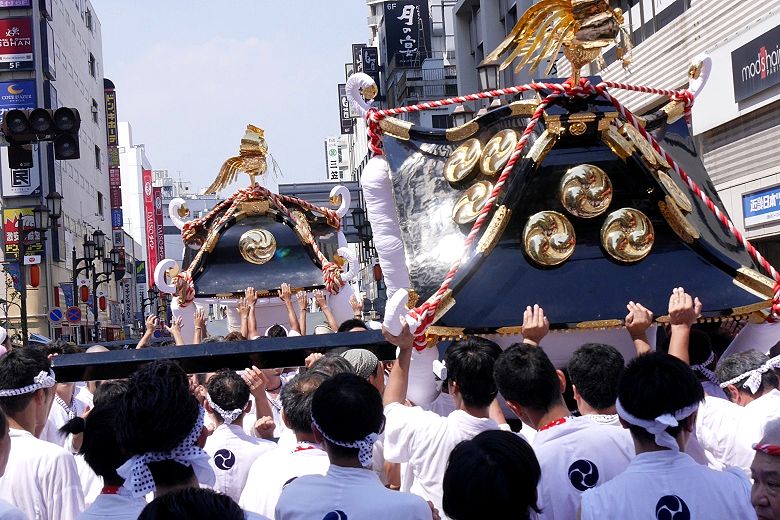 神輿屋根も地上に。'15.07.26.