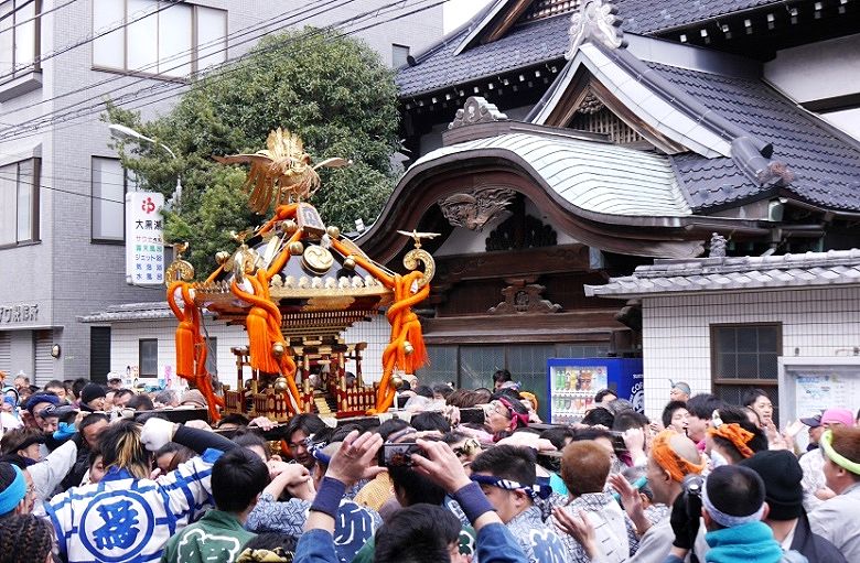 北千住大黒湯前を新春初担ぎ。'15.01.01.