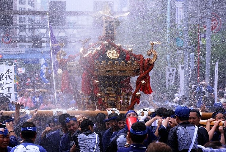 水飛沫に霞む永代一町会神輿。'14.08.17.