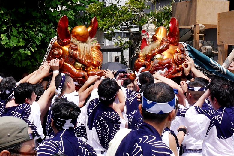 殿を勤める小型お獅子頭。'15.08.01.