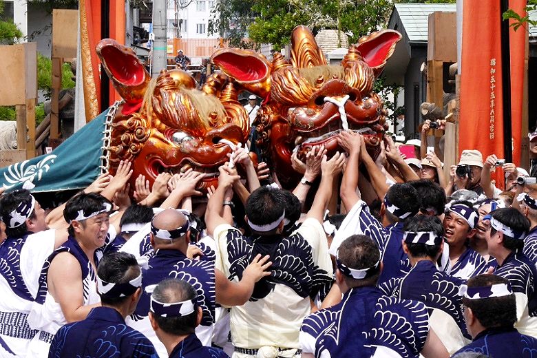 境内での獅子頭揉み。'15.08.01.