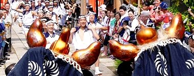 若衆が鳥居から飛び込んで来る。'15.08.01.