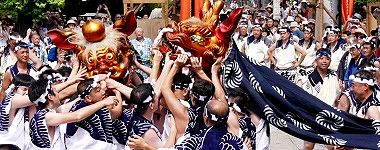 我先にと獅子頭に触れる若衆。'15.08.01.