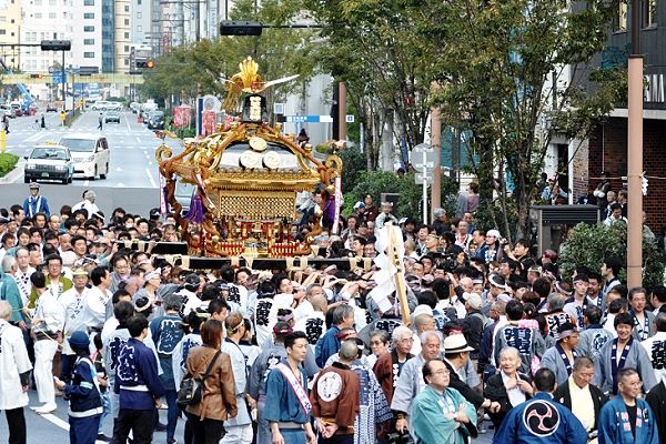 広い清州橋通りを悠然と渡御です。'11.10.30.