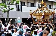 最後の担ぎと担ぎ手の熱気。'11.10.30.