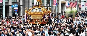 日本橋北詰に入り込む大明神。'11.10.30.
