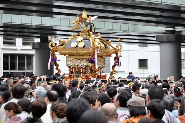 日本橋から神田明神目指し渡御。'11.10.30.