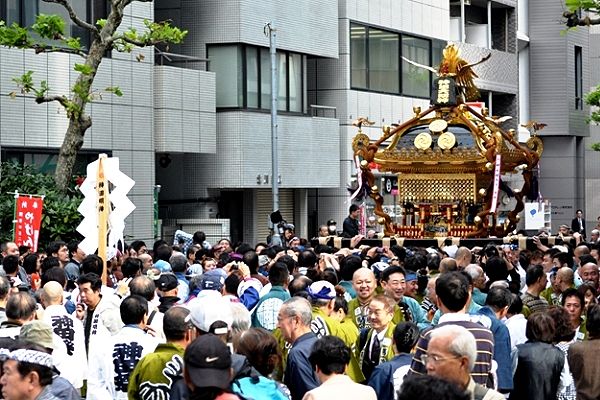 神田大明神が薬研堀から復興祈願祭渡御の発進。11.10.30.