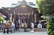 秋の日差しに霞む社殿。'11.09.11.